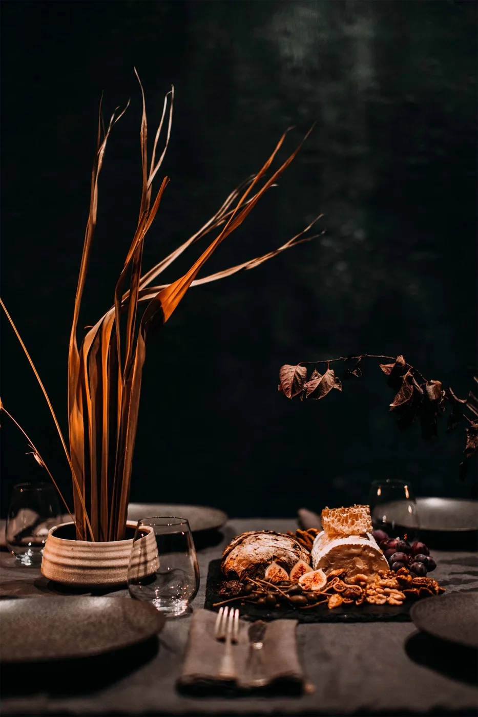 Table de restaurant dressée avec pain, fromage et figues